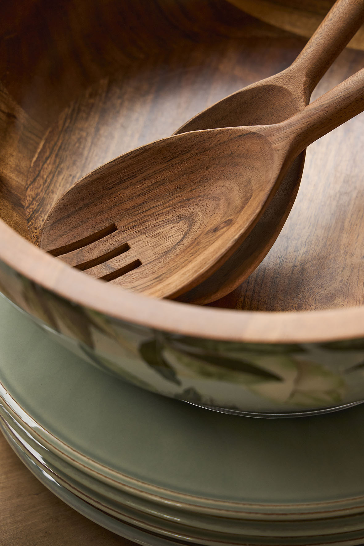 Salatschüssel Akazienholz 30 cm mit passendem Salatbesteck close up