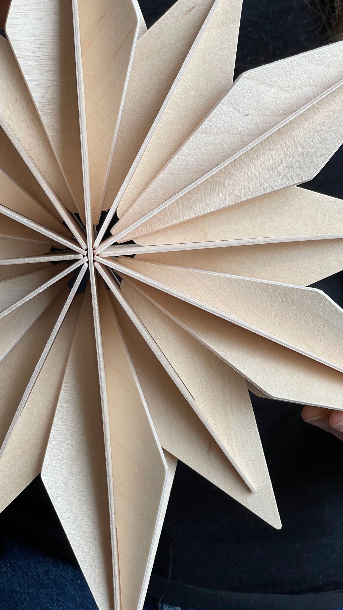 Deko-Stern 10 cm zum Aufhängen am Weihnachtsbaum natur Holz 3 D Postkarte, Detailansicht